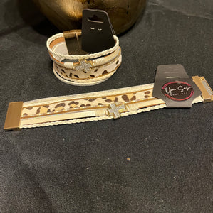 “LEATHER BAND BRACELETS “, WHITE
