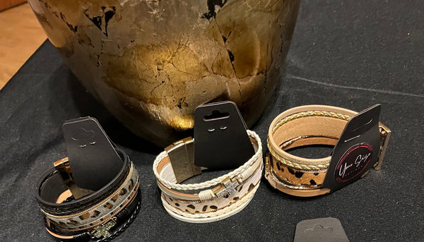 “LEATHER BAND BRACELETS “, WHITE