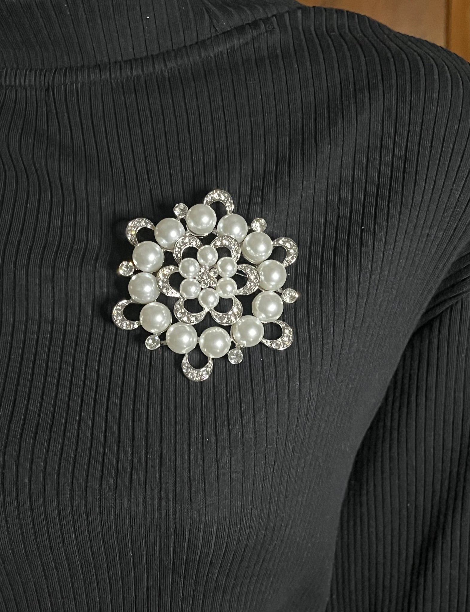 "LADY'S PEARLY BROOCH", WHITE